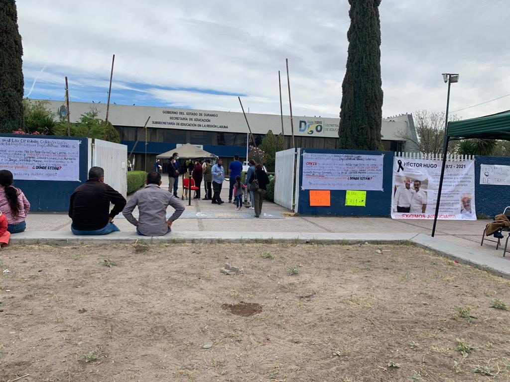 Protestan en la Subsecretaría de Educación en La Laguna de Durango