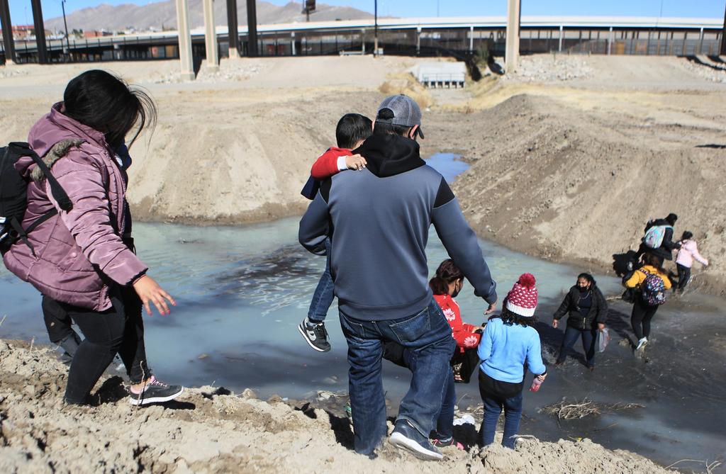 Reportan que niña de siete años cruzó sola la frontera México-EUA