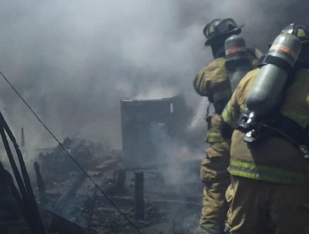 Bomberos sofocan incendio en colonia Las Calandrias