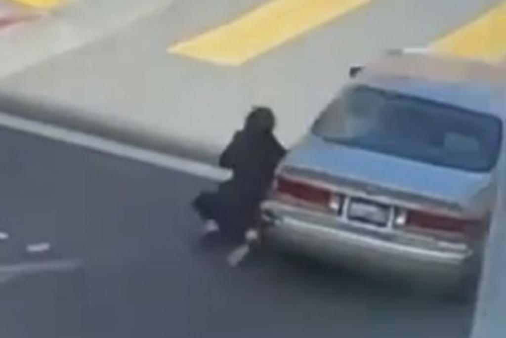 Mujer se afianza al auto de sus asaltantes y termina en el asfalto tras ser arrastrada
