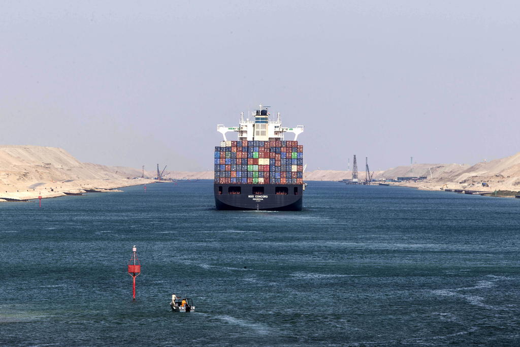 Vuelca buque de carga y bloque tráfico en Canal de Suez