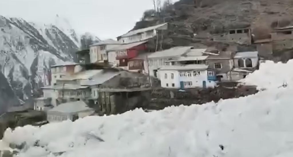 Graban el momento en el que un pueblo ruso por poco es sepultado por una avalancha