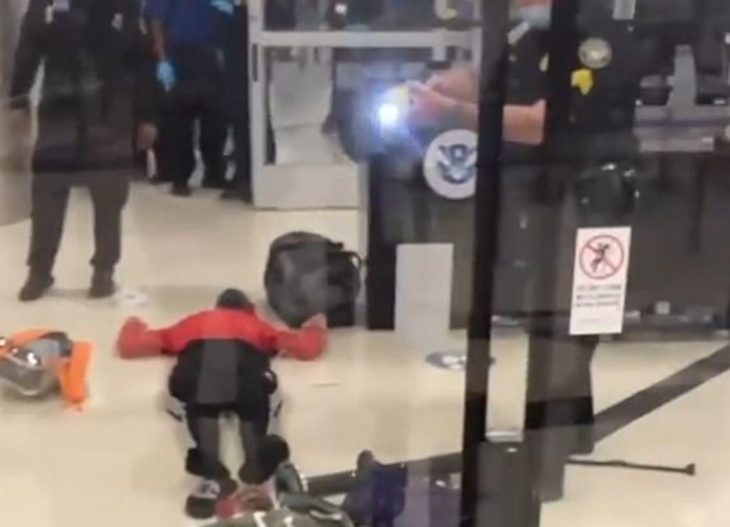 Policía electrocuta a dos adolescentes que provocaron un pelea en un aeropuerto