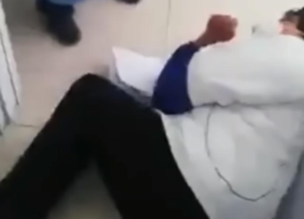 Médico es golpeado por tres hombres tras anunciar un deceso por COVID-19