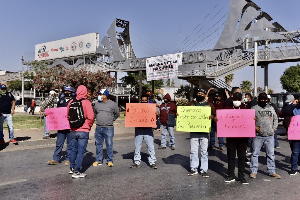 Bloqueo de trabajadores desata caos vial en Gómez Palacio