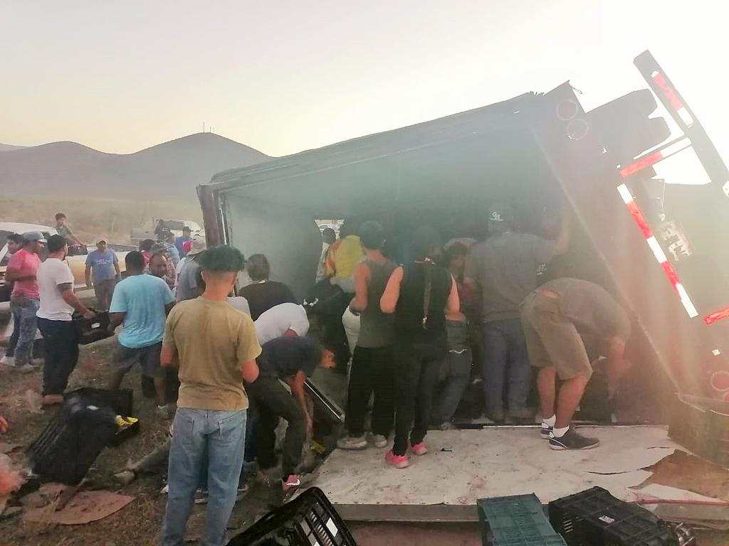 Vuelca tráiler en carretera a Durango-Gómez Palacio; vecinos realizan rapiña