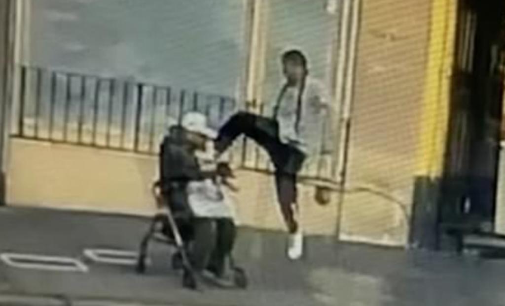 Adulto mayor asiático es golpeado con una patada voladora mientras esperaba el autobús
