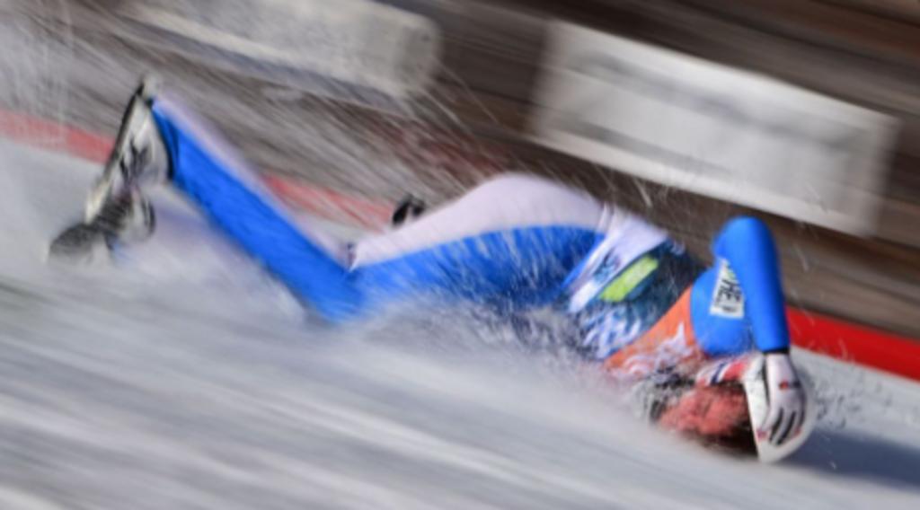 Esquiador olímpico se rompe la clavícula tras aparatoso accidente sobre una pendiente