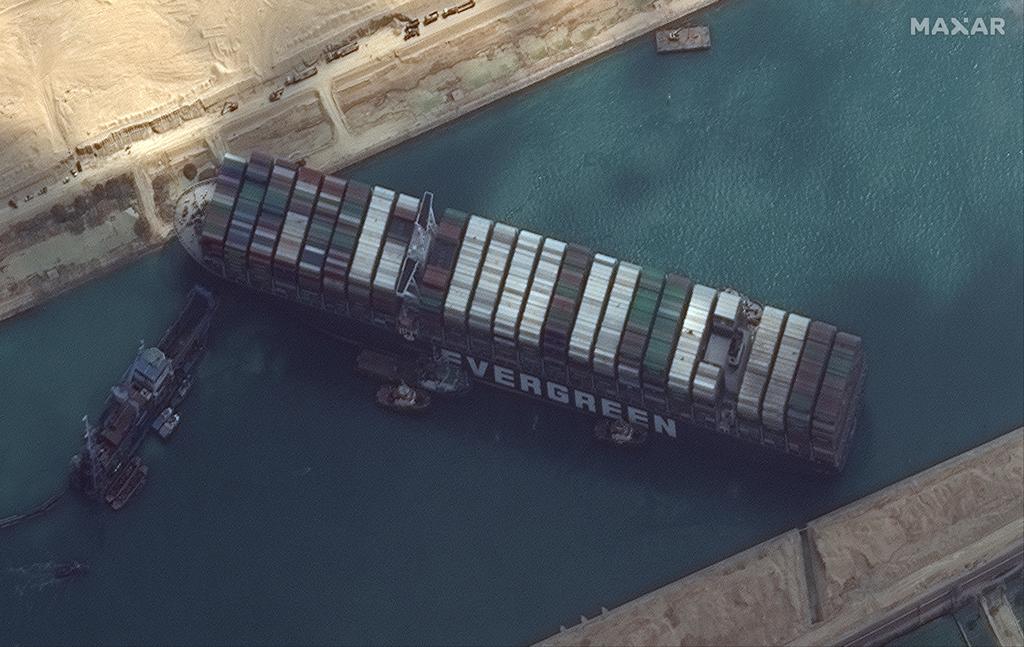 Canal de Suez vive su tercer día de bloqueo, más de 200 barcos esperan