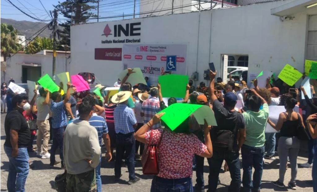 Protestan simpatizantes de Salgado Macedonio contra INE en Guerrero