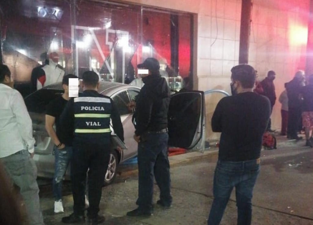 Vehículo irrumpe en tienda deportiva tras percance vial en 20 de Noviembre