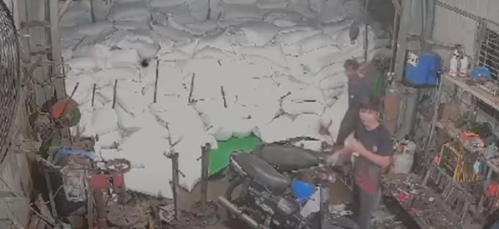 Camión que transportaba arroz vuelca y por poco aplasta a empleados de un taller