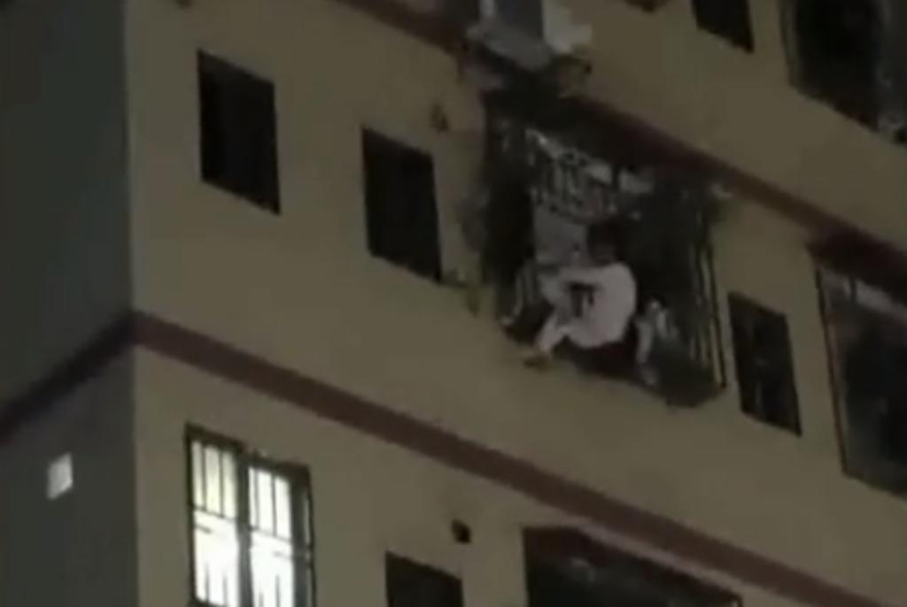 Vecinos salvan con un edredón a niña que cayó desde un tercer piso