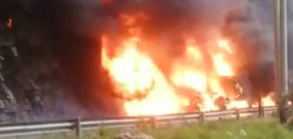 Camiones cisterna explotan y crean un incendio en carretera en Perú