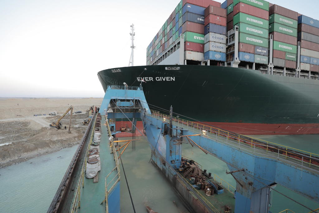 Buscan sin éxito liberar canal de Suez