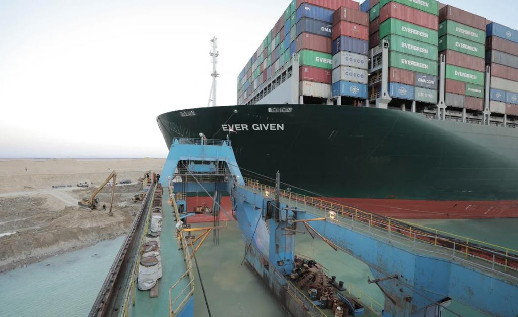 Logran desbloquear el Canal de Suez tras ser reflotado el 'Ever Given'