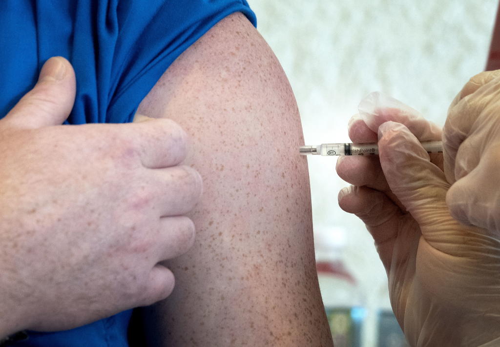 Inicia Florida vacunación a mayores de 40; suben casos de variantes COVID