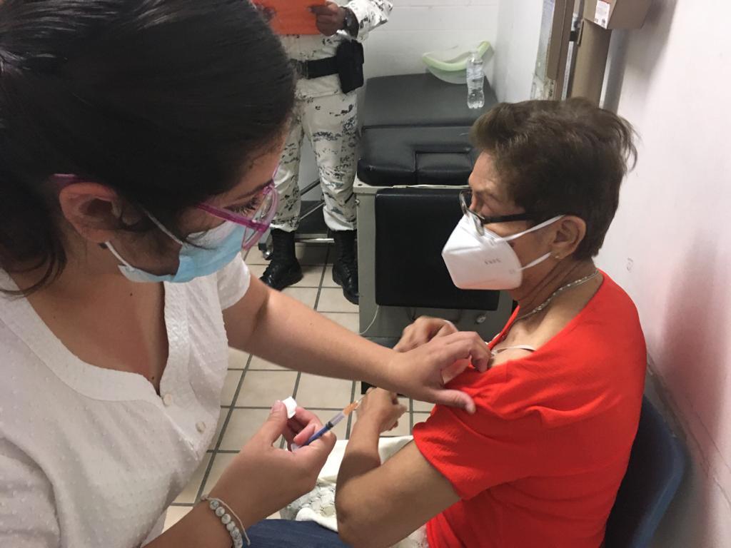 Inicia vacunación antiCOVID en el único módulo de la zona urbana de Gómez Palacio
