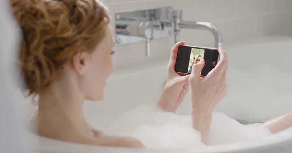 Mujer fallece por utilizar su celular mientras se bañaba