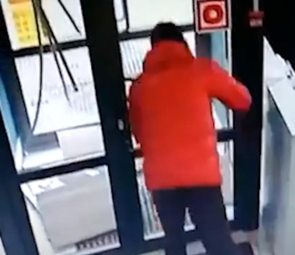 Ladrón intenta abrir a cabezazos la puerta del supermercado en donde robó