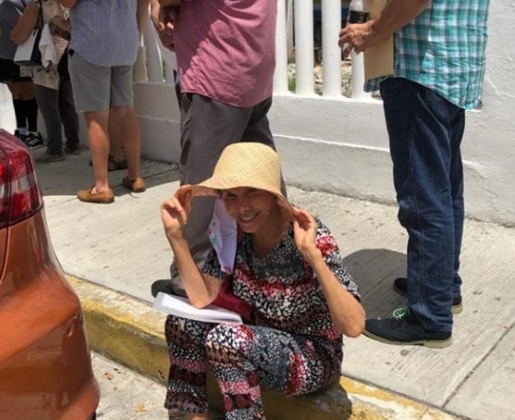 Florinda Meza espera contenta en la fila a ser vacunada contra COVID