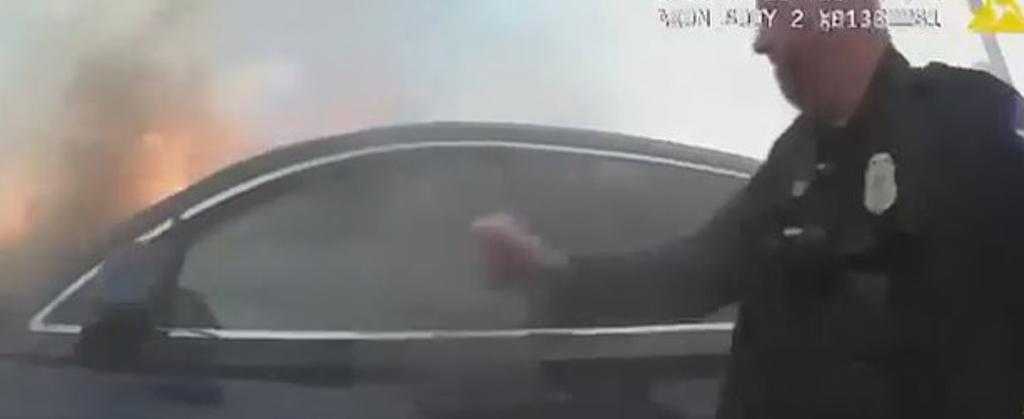 Policía logra rescatar a un conductor inconsciente de un auto en llamas