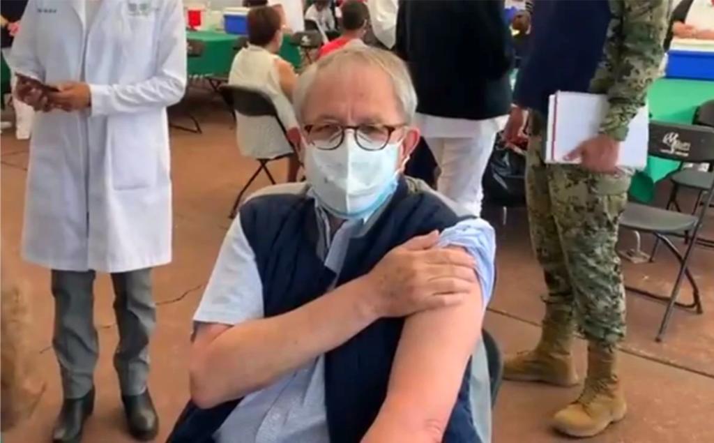 Recibe Jorge Alcocer primera dosis de vacuna contra COVID