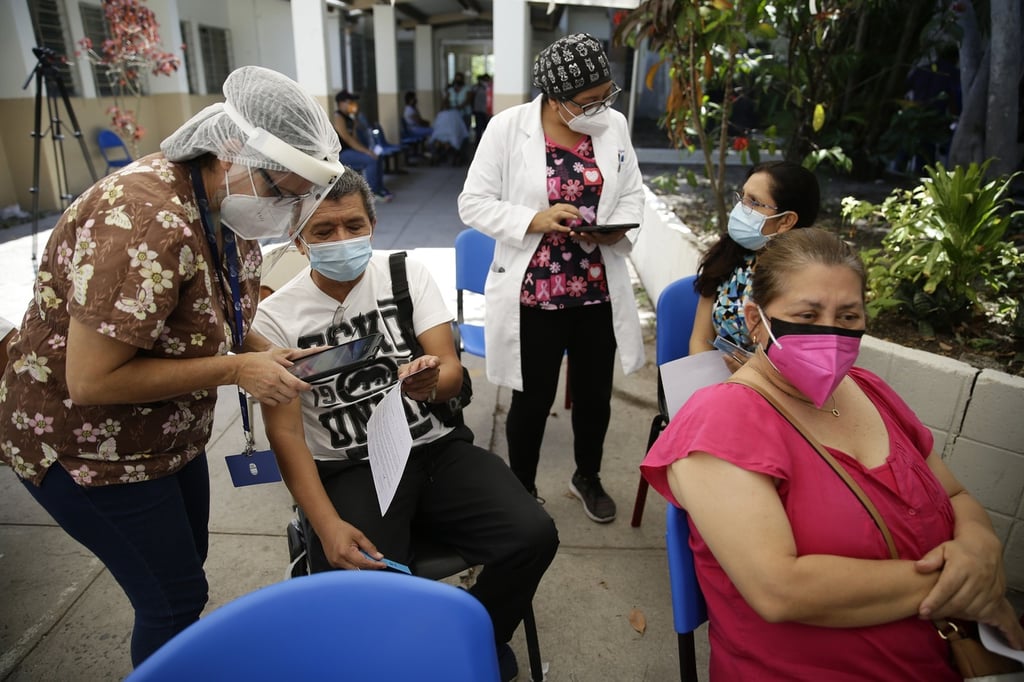 Inicia vacunación de maestros en El Salvador