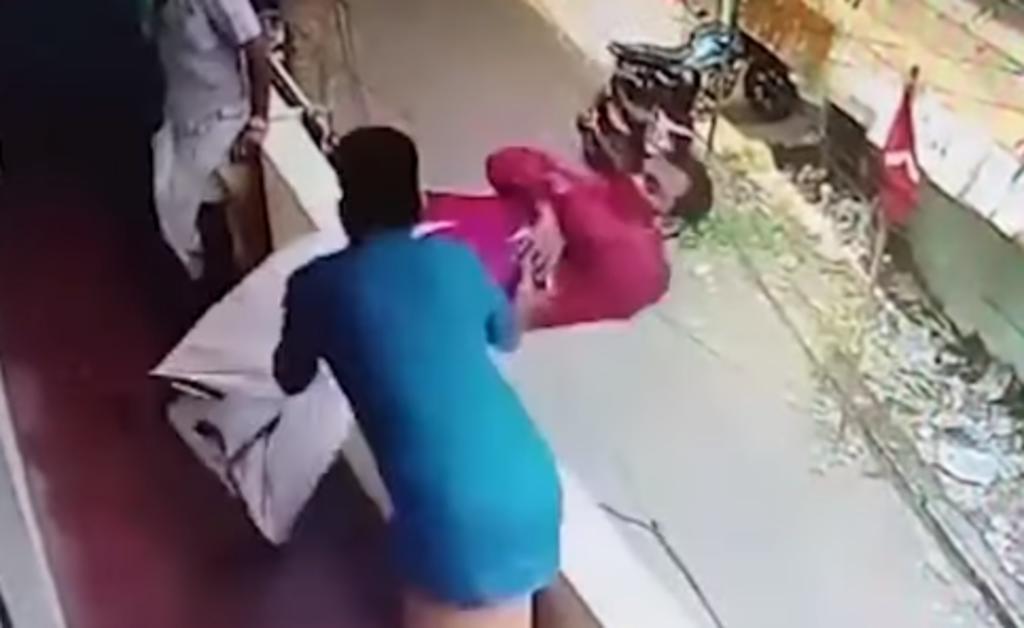 Hombre es salvado de caer desde un balcón tras quedar inconsciente