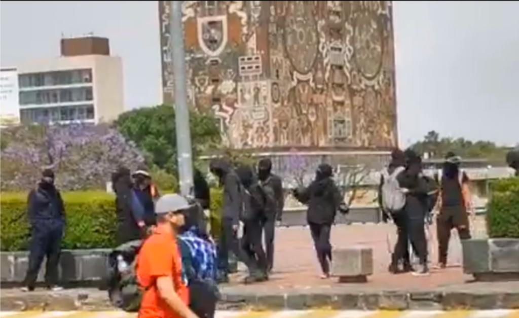 Vandalizan encapuchados instalaciones de UNAM; agreden a reporteros