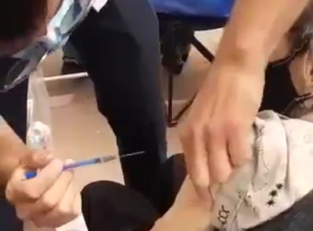 VIDEO: Simulan vacunación contra COVID en mujer de Sonora