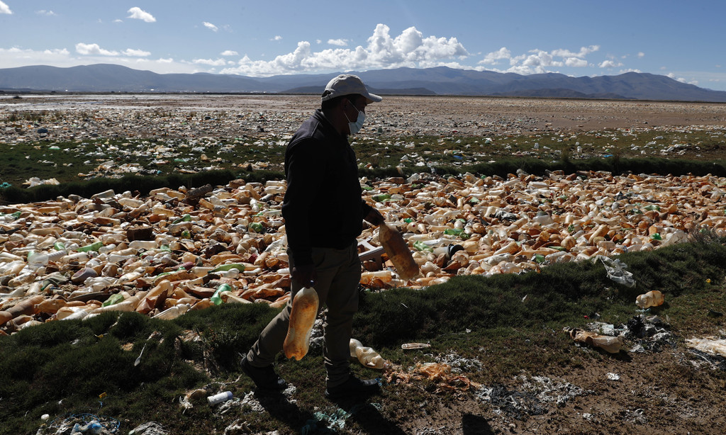 Parte de un lago en Bolivia está cubierto con basura
