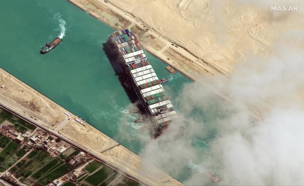 Espera Egipto indemnización por bloqueo en Canal de Suez