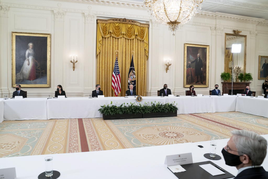 Biden marca un profundo contraste con Trump en su primera reunión de gabinete