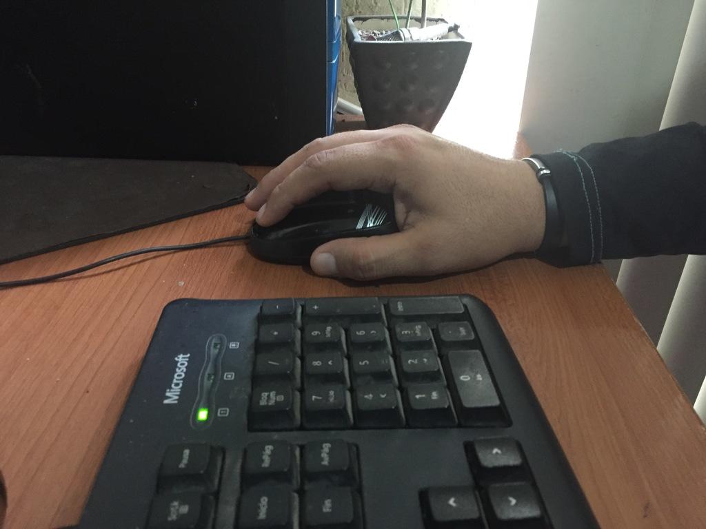¿Cómo puedes limpiar correctamente el teclado de una computadora?