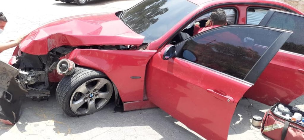 Mujer resulta lesionada al chocar su BMW en El Pueblito