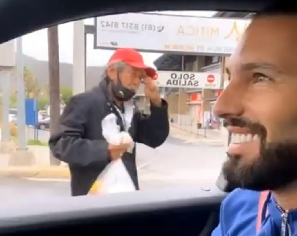 Poncho de Nigris regala dinero a vendedor ambulante mayor y lo critican