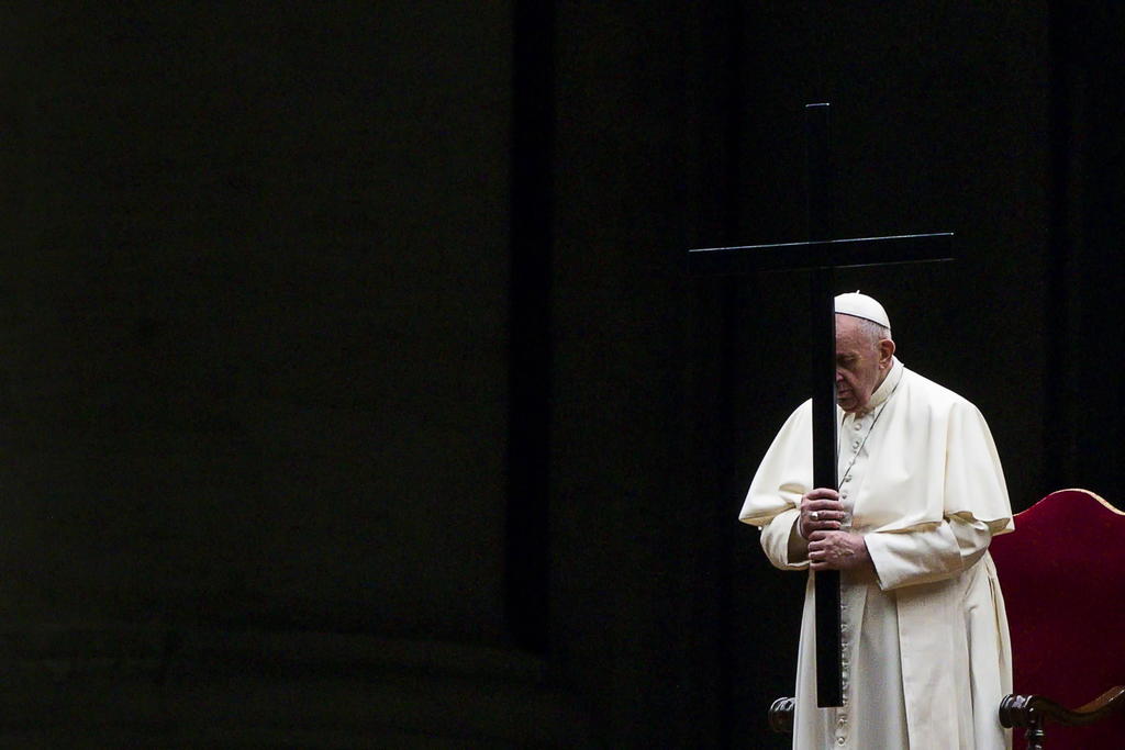 En plaza desértica del Vaticano, el papa dirige 'vía crucis de los niños'