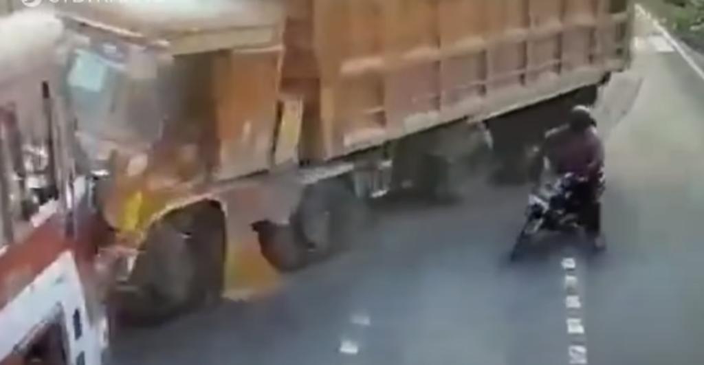 Motocilcista provoca choque entre dos camiones por atravesarse en la carretera