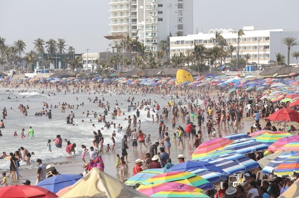 Mazatlán saturado de turistas; 16 tramos de playas fueron cerrados