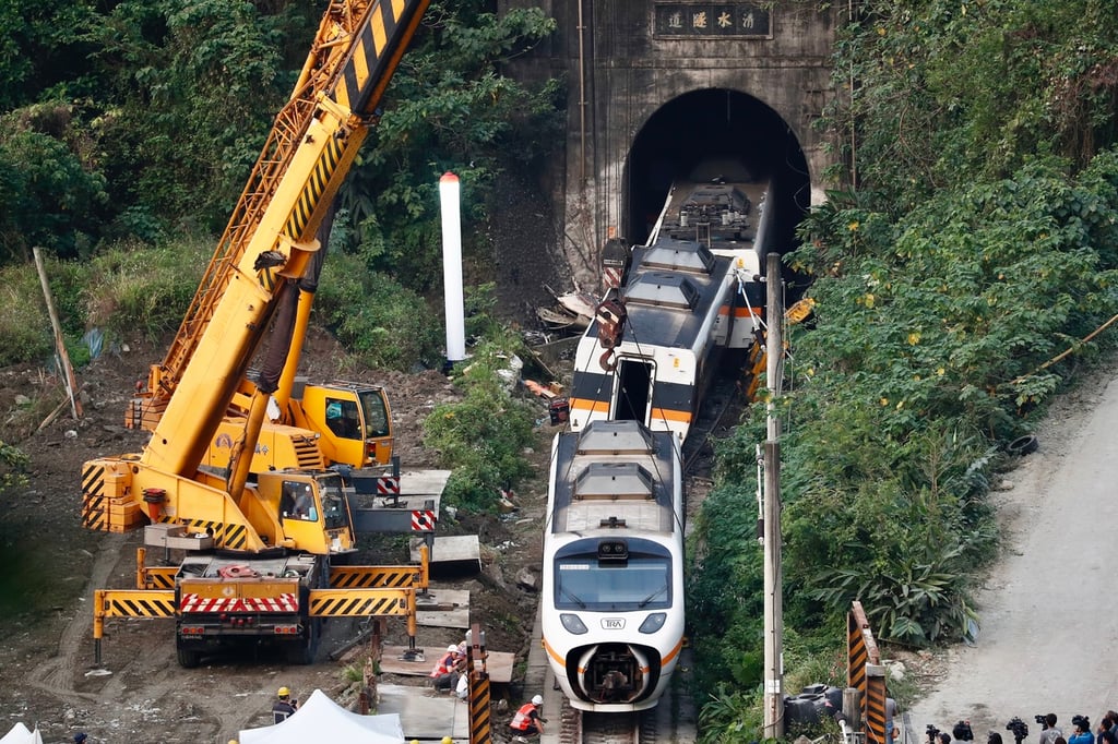 Taiwán: choque entre tren y camión arroja 51 muertos