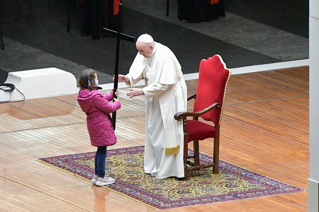 Papa preside Viacrucis con niños
