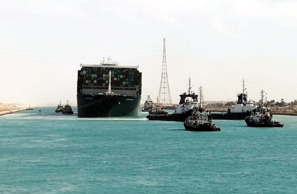 Atorados, 200 barcos en el canal de Suez