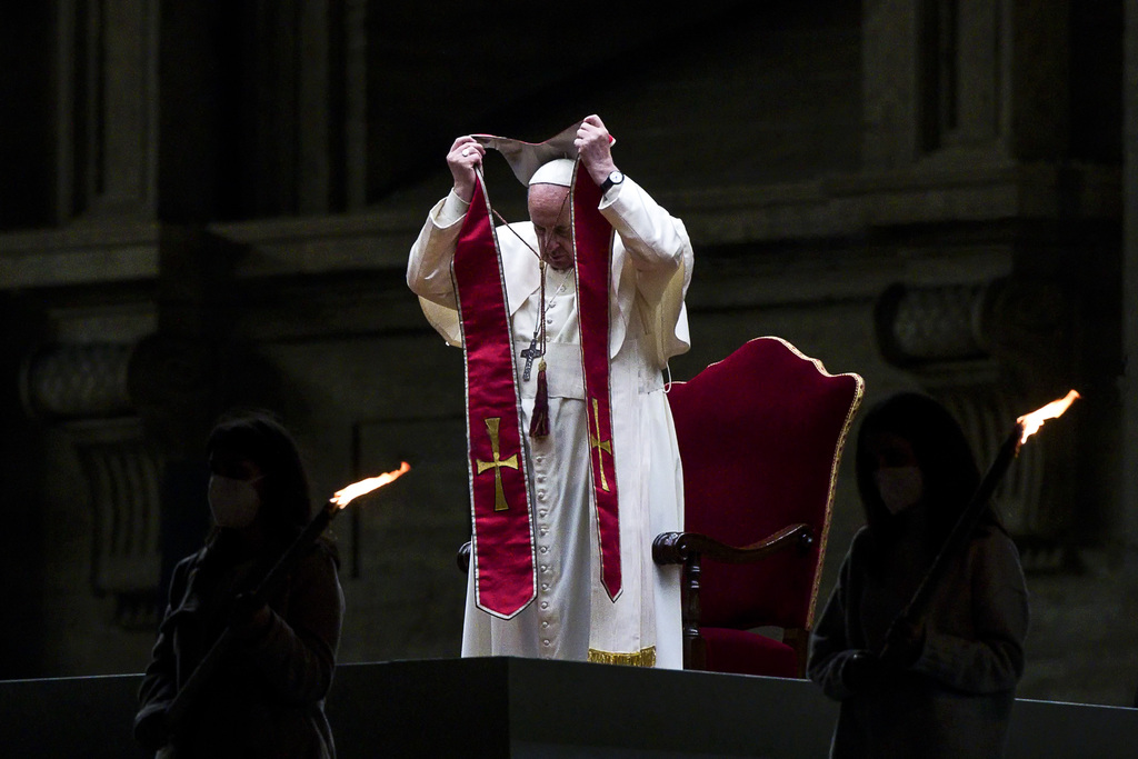 Preside viacrucis en un Vaticano vacío