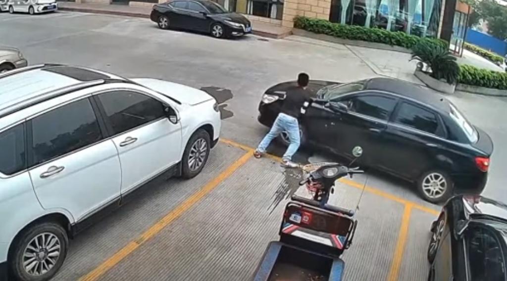 Motociclista se vuelve viral al mover auto que no lo dejaba salir