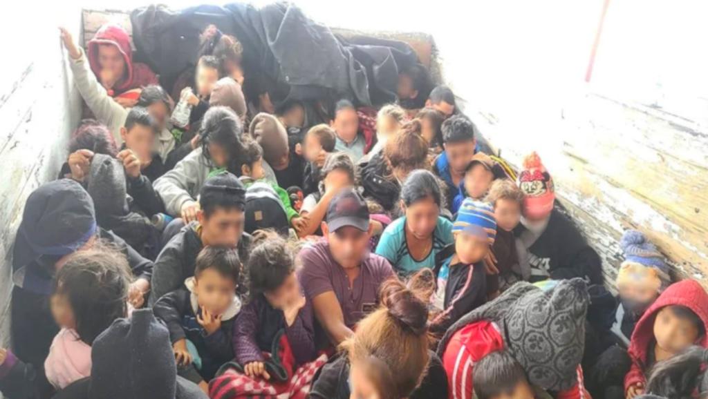 Localizan a 61 migrantes centroamericanos que viajaban hacinados en NL