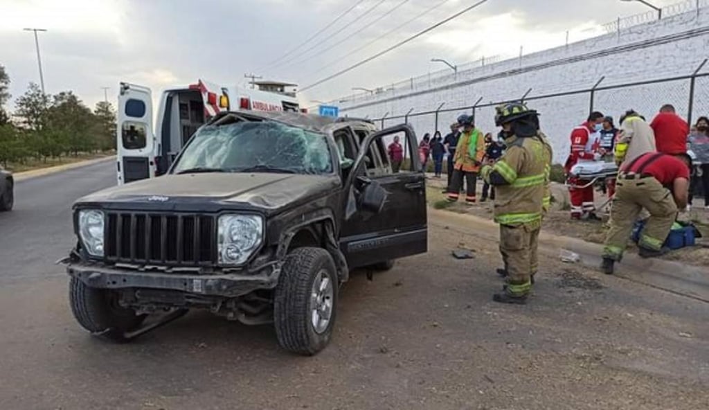 Camioneta vuelca en bulevar Francisco Villa; menores resultaron lesionados