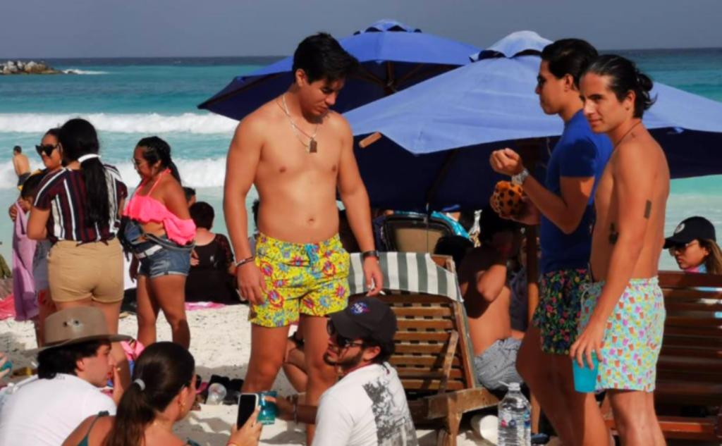 Desbordan turistas 'playas privadas' de Cancún