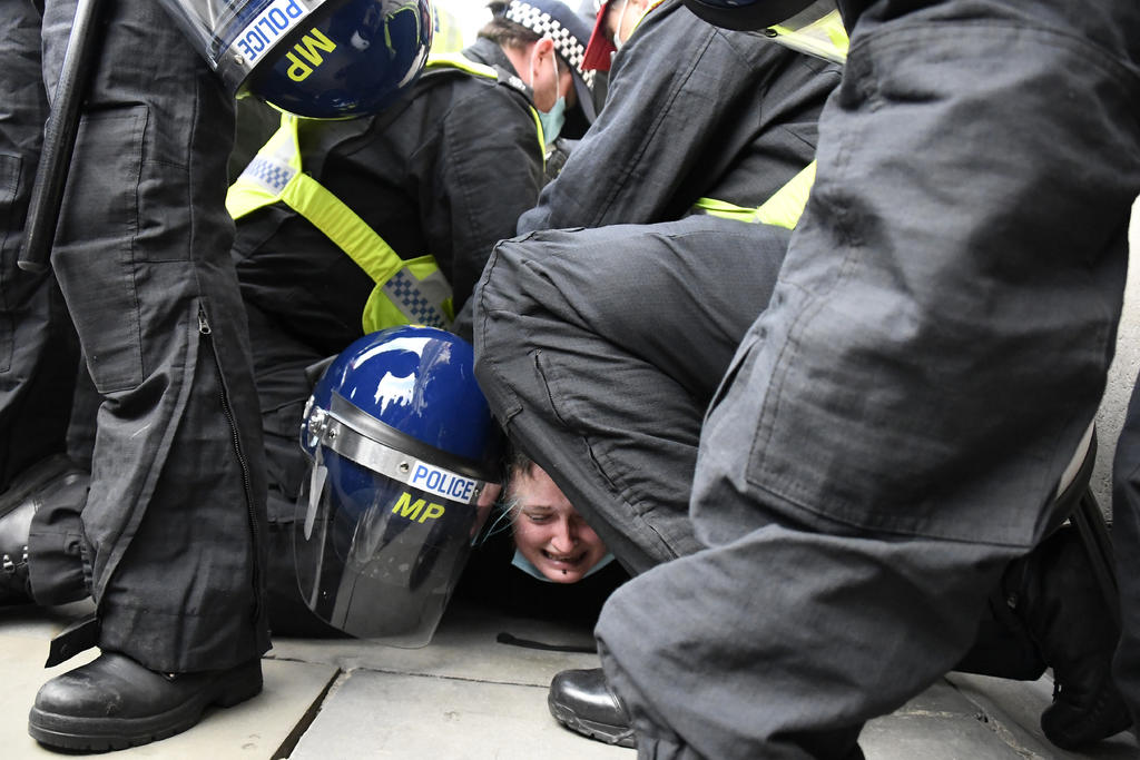 Cientos marchan en Inglaterra y Gales contra ley policial para aplacar protestas