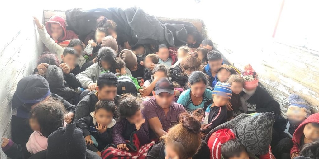 Rescatan a migrantes; 33 son menores